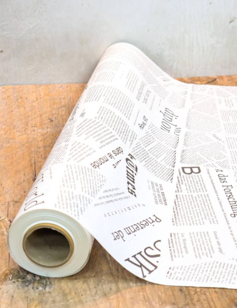 Kraft papir rolna bele boje sa crnom novinskom štampom dimenzije 60x50cm