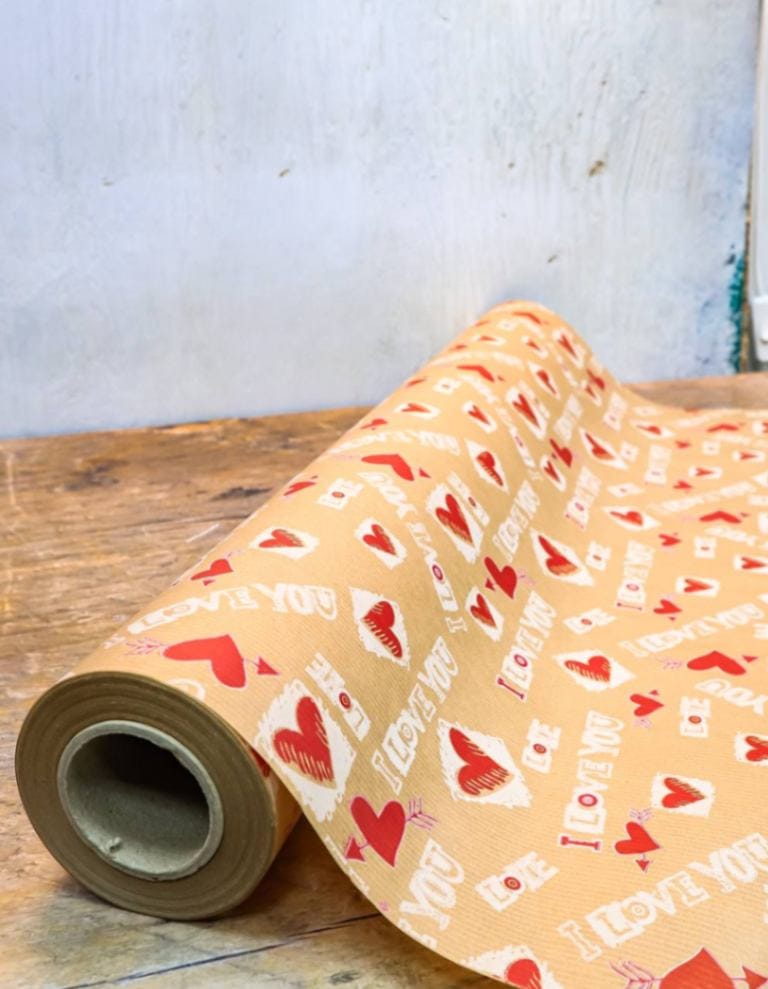 Kraft papir rolna natur sa belim srcima dimenzije 60x50cm